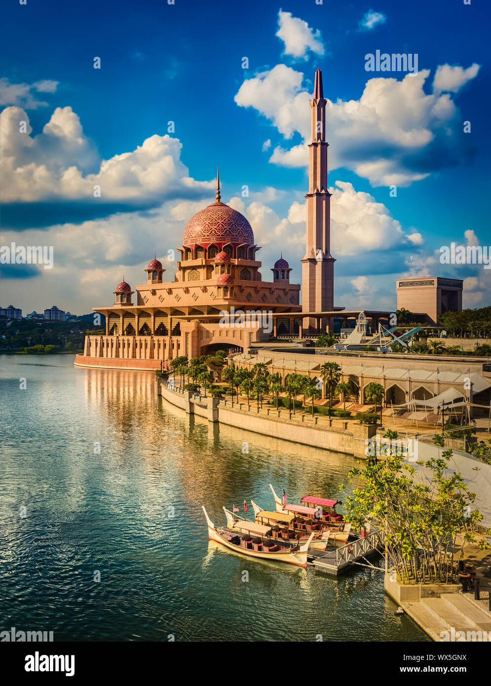 Putrajaya skyline. Fantastica vista della Moschea di Putra Foto Stock