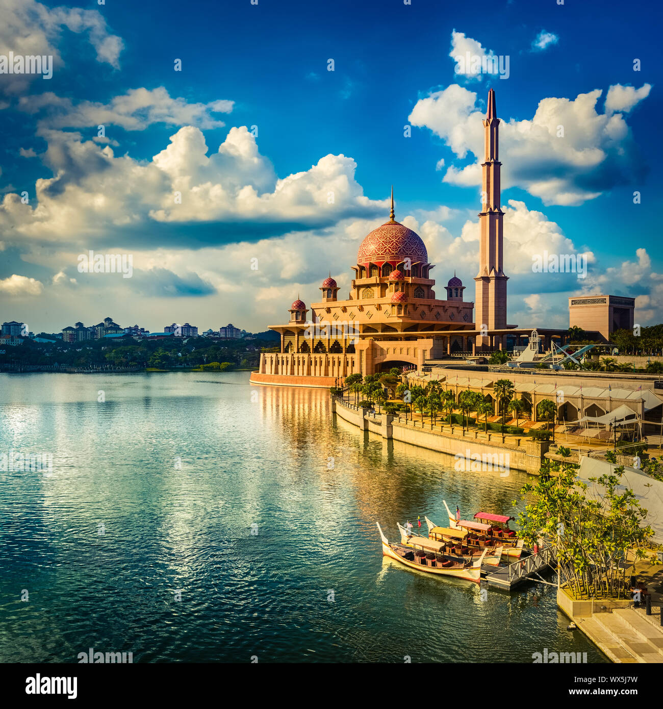 Putrajaya skyline. Fantastica vista della Moschea di Putra Foto Stock