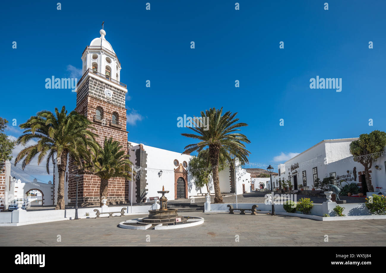 La piazza centrale della città di Teguise, Lanzarote, Isole Canarie, Spagna Foto Stock