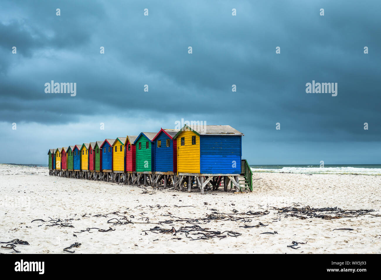Spiaggia di colorate case in Muizenberg, Sud Africa Foto Stock