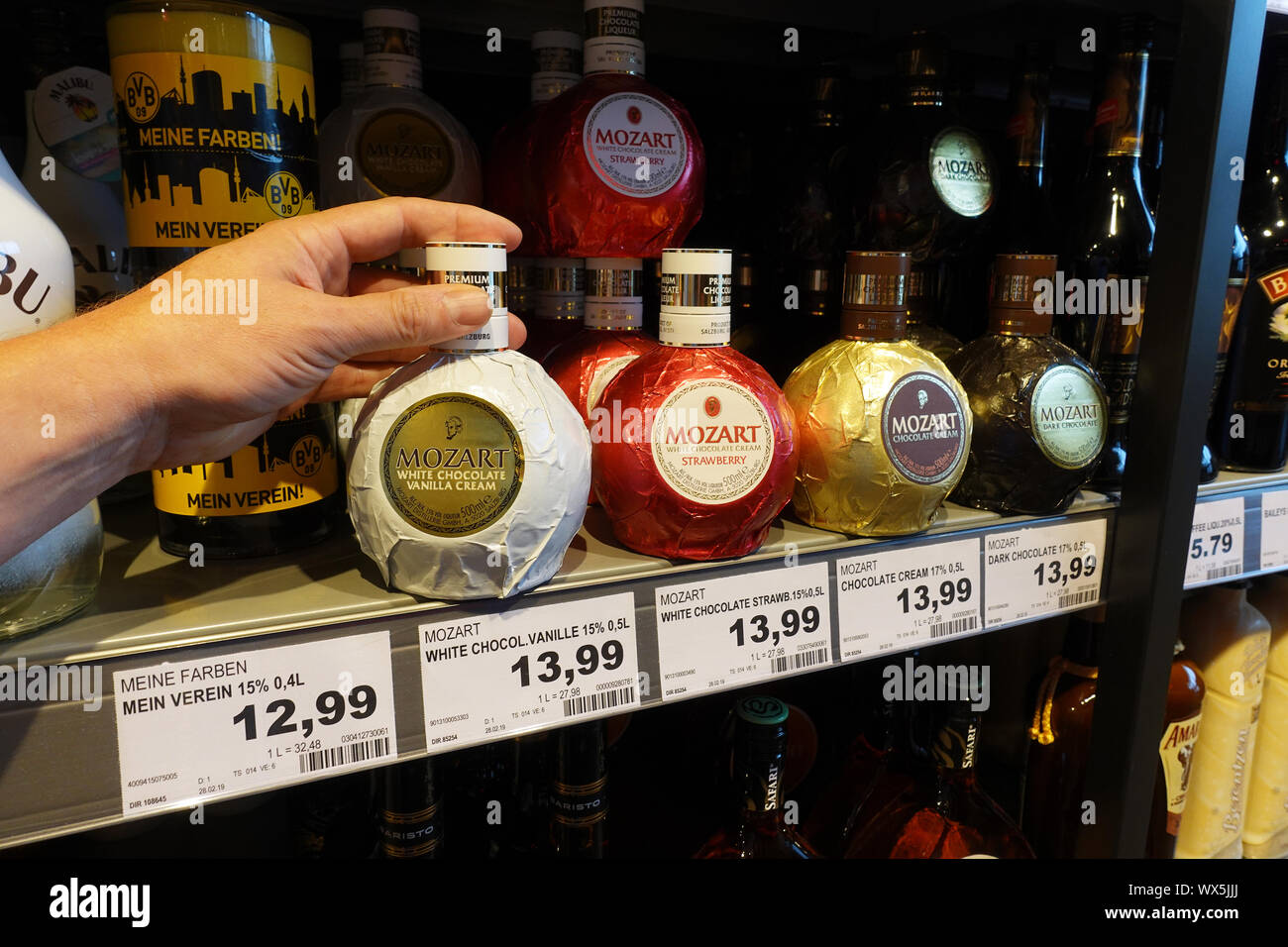 Mozart Chocolate Liqueur in un supermercato Foto Stock