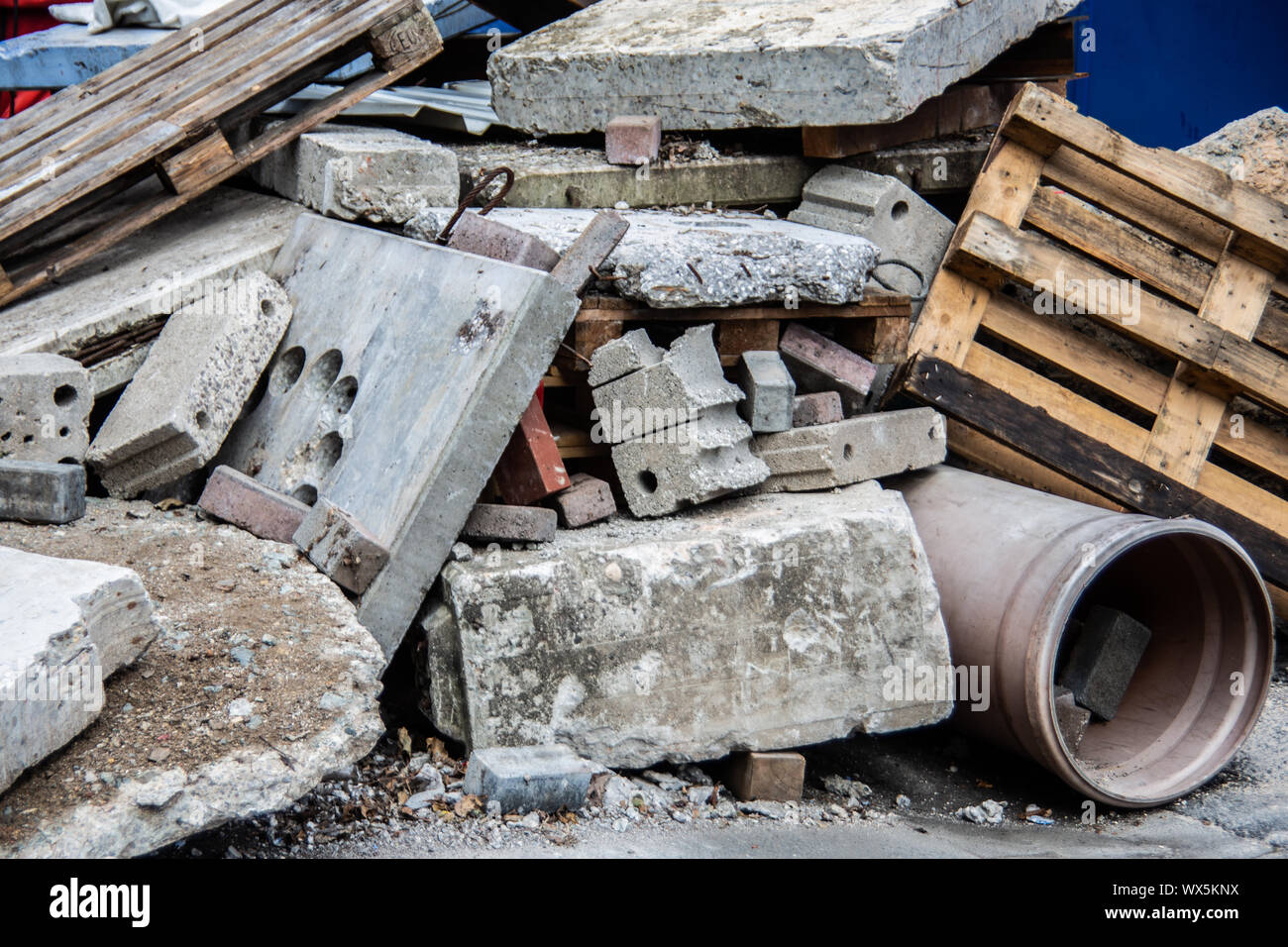 Costruzione di macerie di cemento e legno Foto Stock