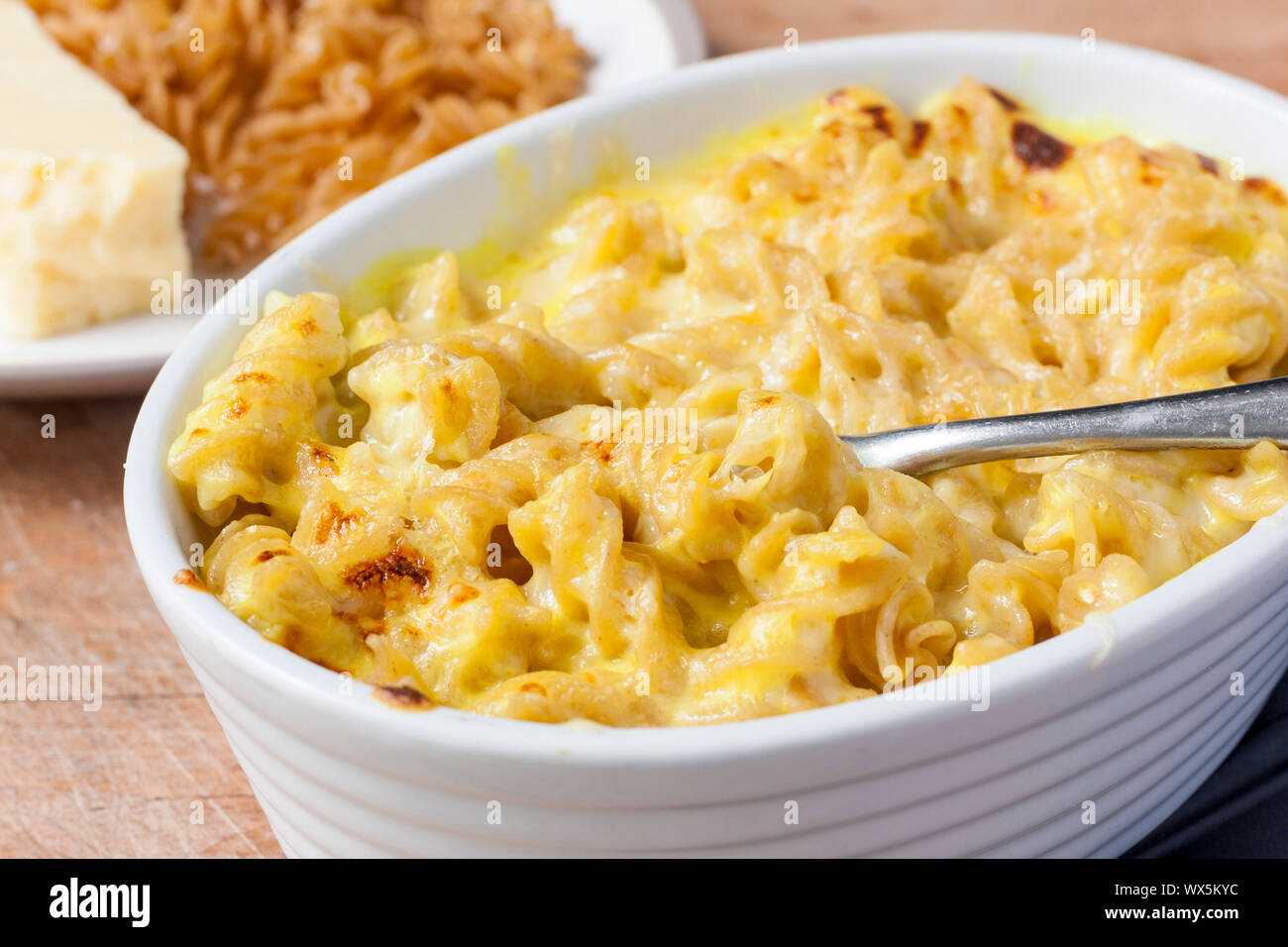 Un piatto di maccheroni formaggio realizzato utilizzando integrali fusilli Foto Stock