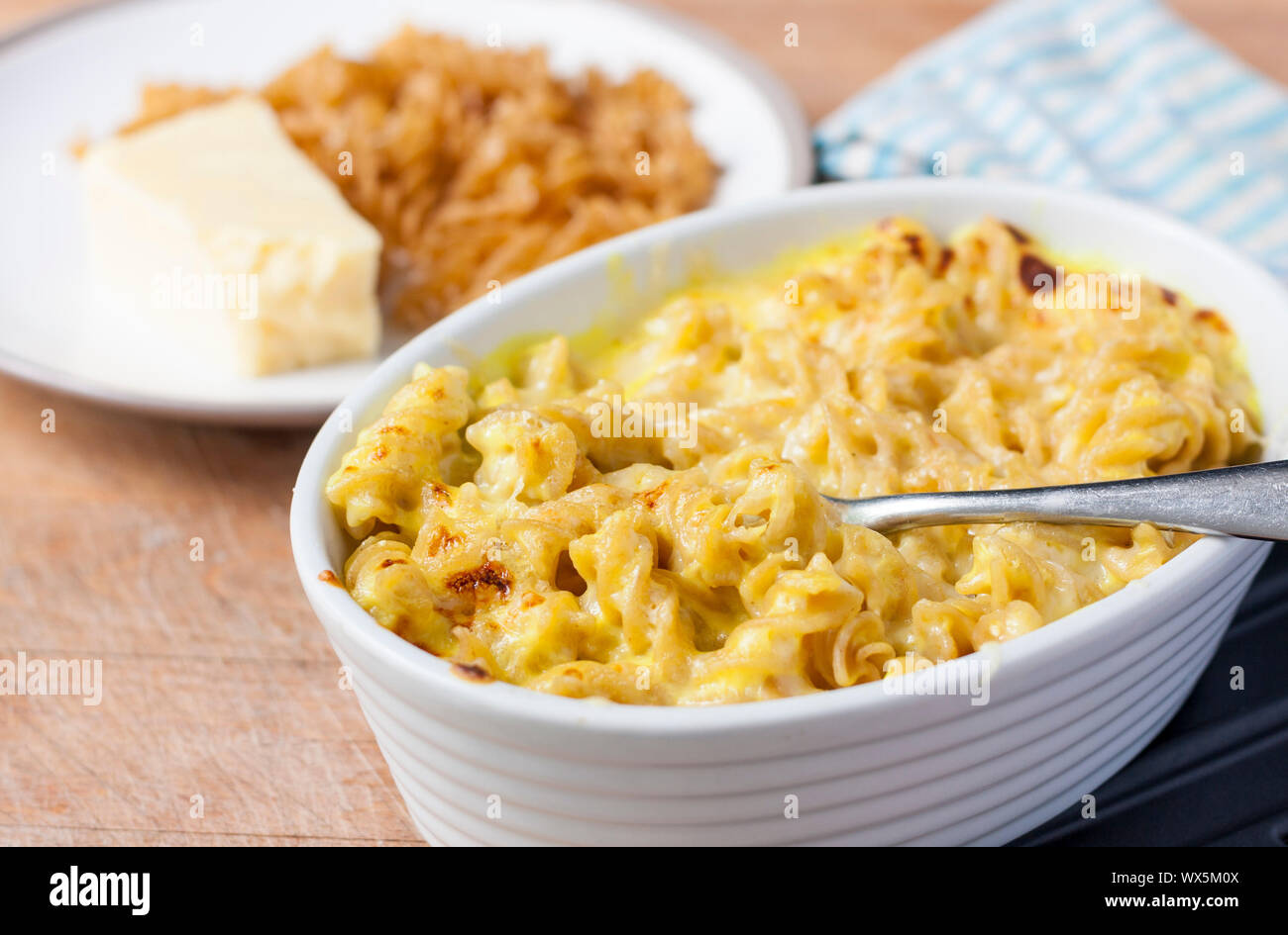 Un piatto di maccheroni formaggio realizzato utilizzando integrali fusilli Foto Stock