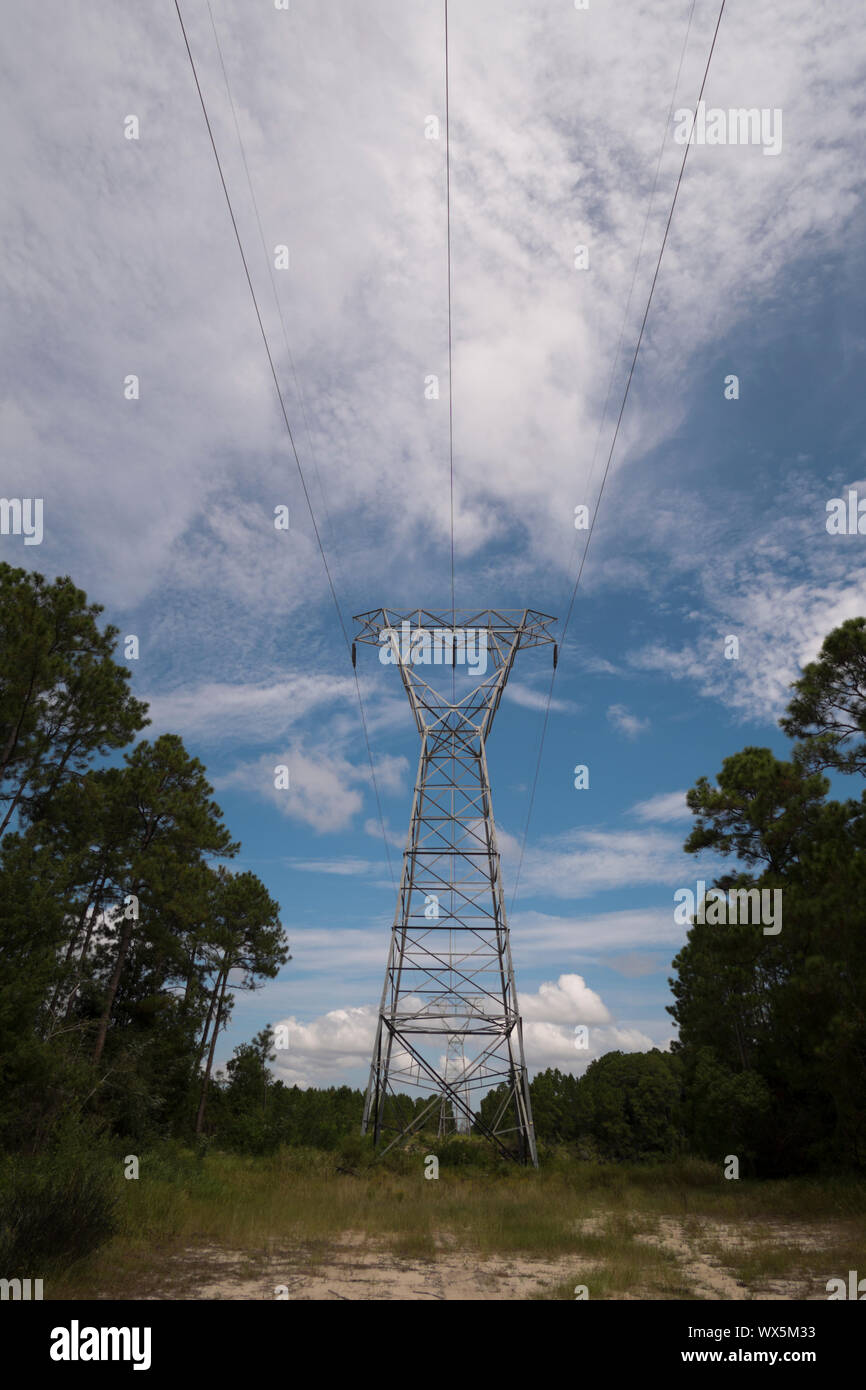 Linee elettriche che passano attraverso il centro di Gulf Shores, Alabama. Foto Stock
