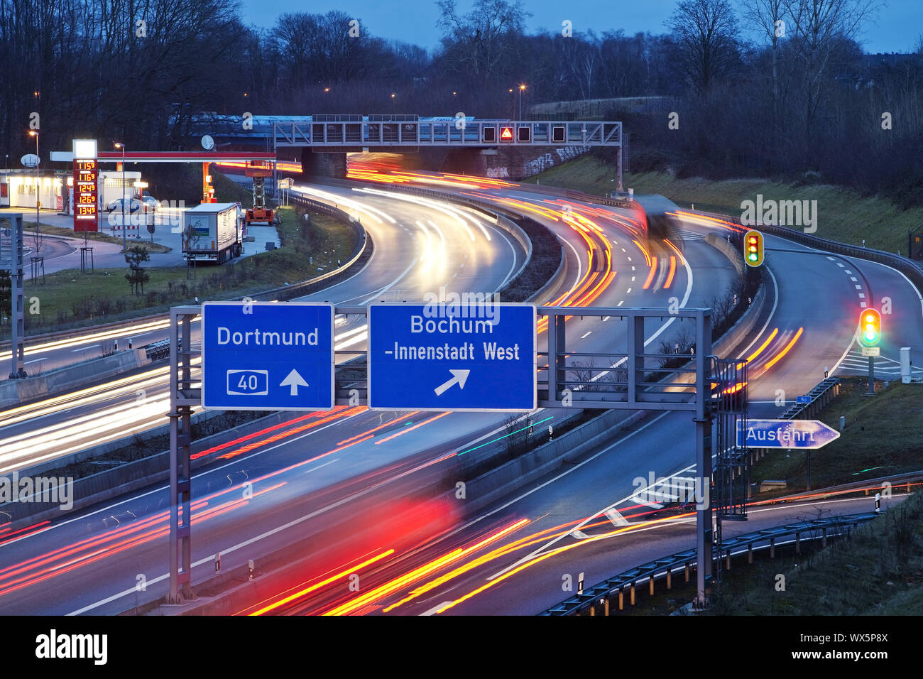 Autostrada A40 in serata, Bochum, la zona della Ruhr, Renania settentrionale-Vestfalia, Germania, Europa Foto Stock