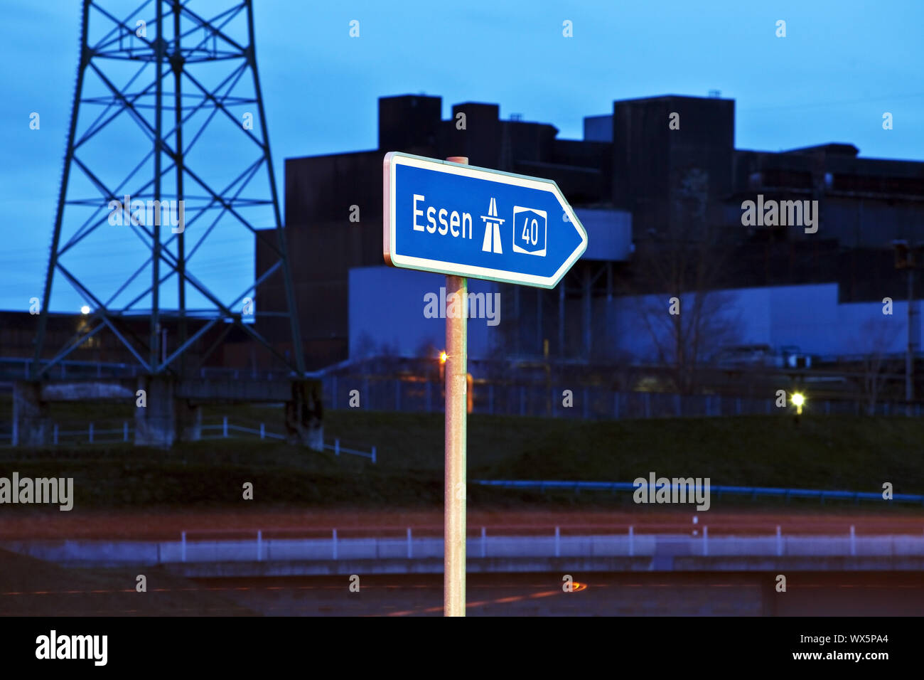 Segno di direzione di Essen sull'autostrada A40 in serata, Bochum, la zona della Ruhr, Germania, Europa Foto Stock