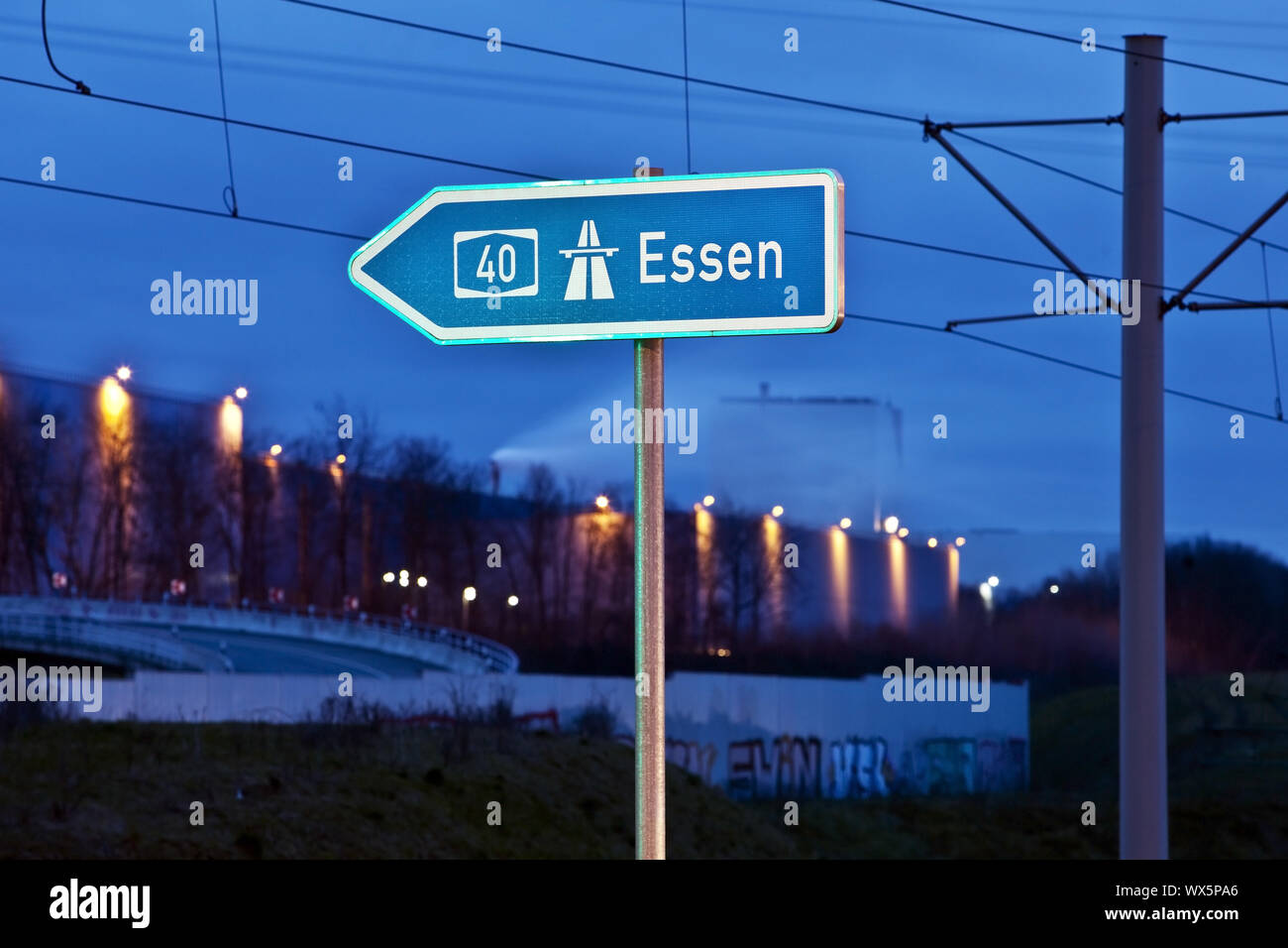 Segno di direzione di Essen sull'autostrada A40 in serata, Bochum, la zona della Ruhr, Germania, Europa Foto Stock