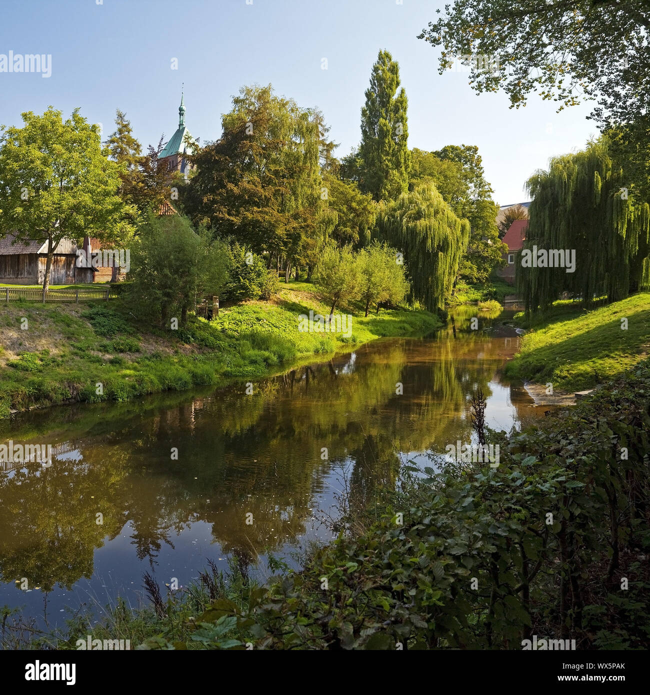 Parco con fiume Berkel, Farmhouse Museum e St Georg chiesa, Vreden, Muensterland, Germania, Europa Foto Stock