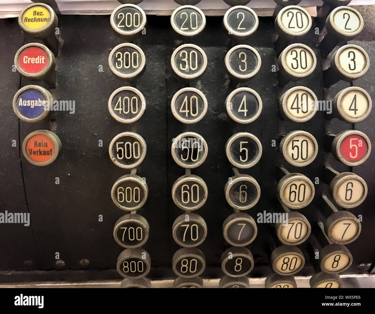 I dettagli e i tasti di un vecchio registratore di cassa Foto Stock