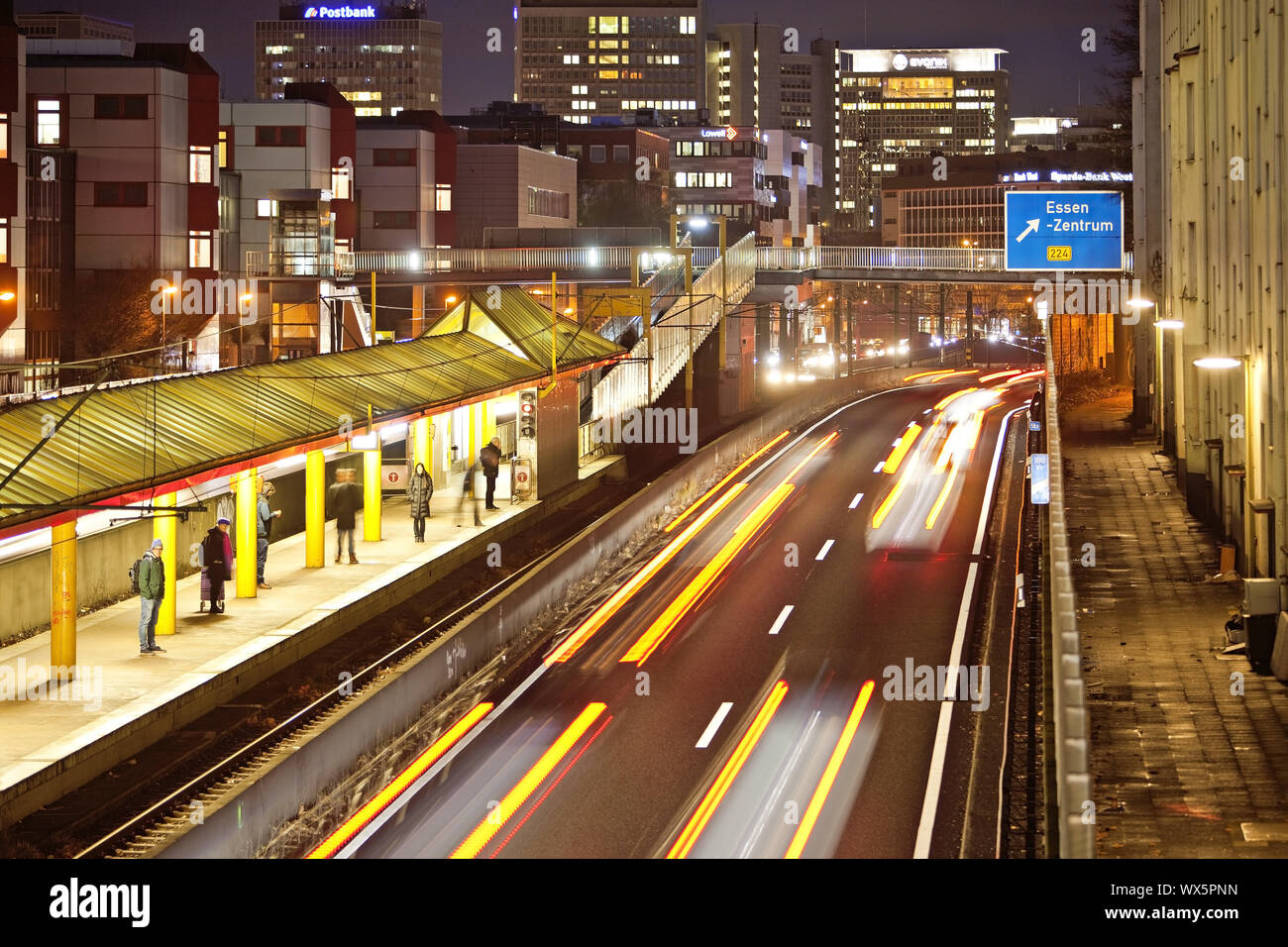 Autostrada A40 direttamente a case residenziale di sera, Essen, la zona della Ruhr, Germania, Europa Foto Stock