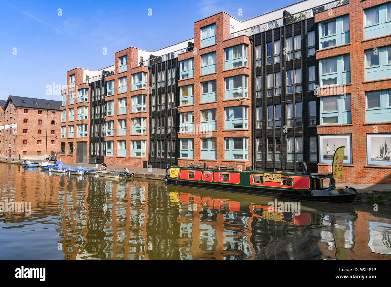 GLOUCESTER QUAYS, Inghilterra - Settembre 2019: Waterside apartments in rigenerata ex docks in Gloucester Quays. Foto Stock
