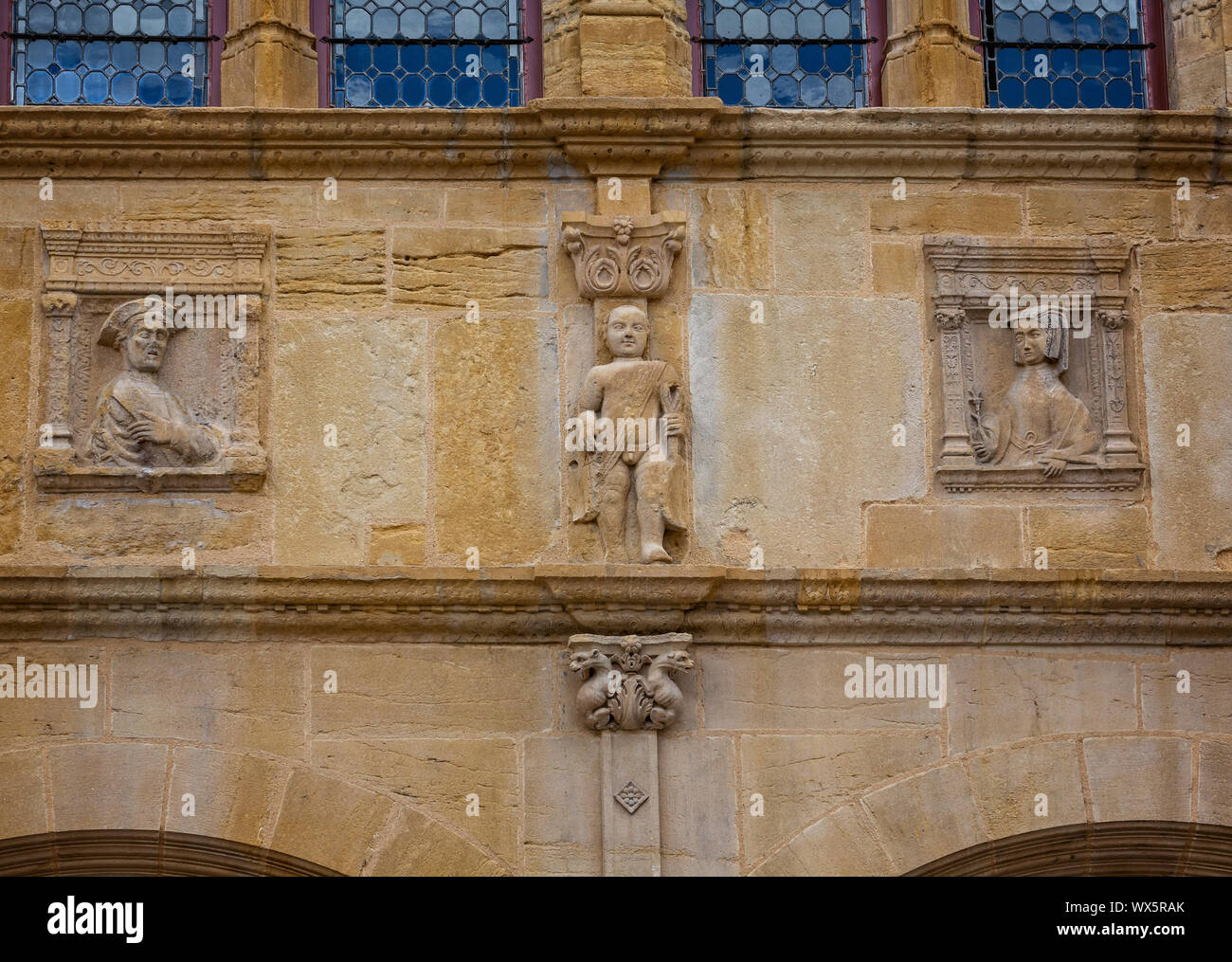 Close up scolpite figure medioevali sul municipio medievale nel centro di Paray le Monial, Borgogna, in Francia il 7 settembre 2019 Foto Stock