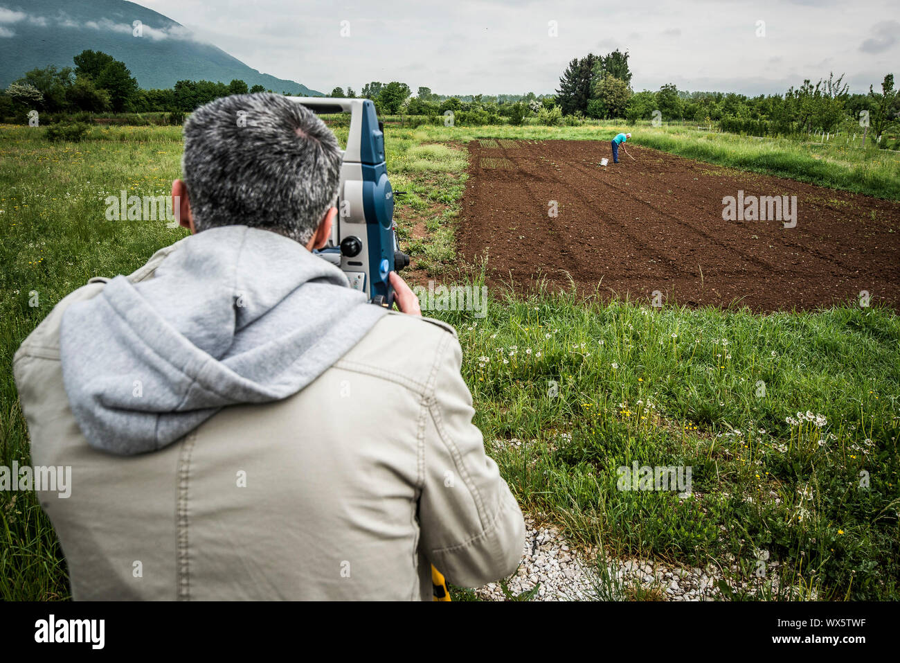 Tecnico di rilevazione misure area di terra in Bosnia ed Erzegovina. Foto Stock