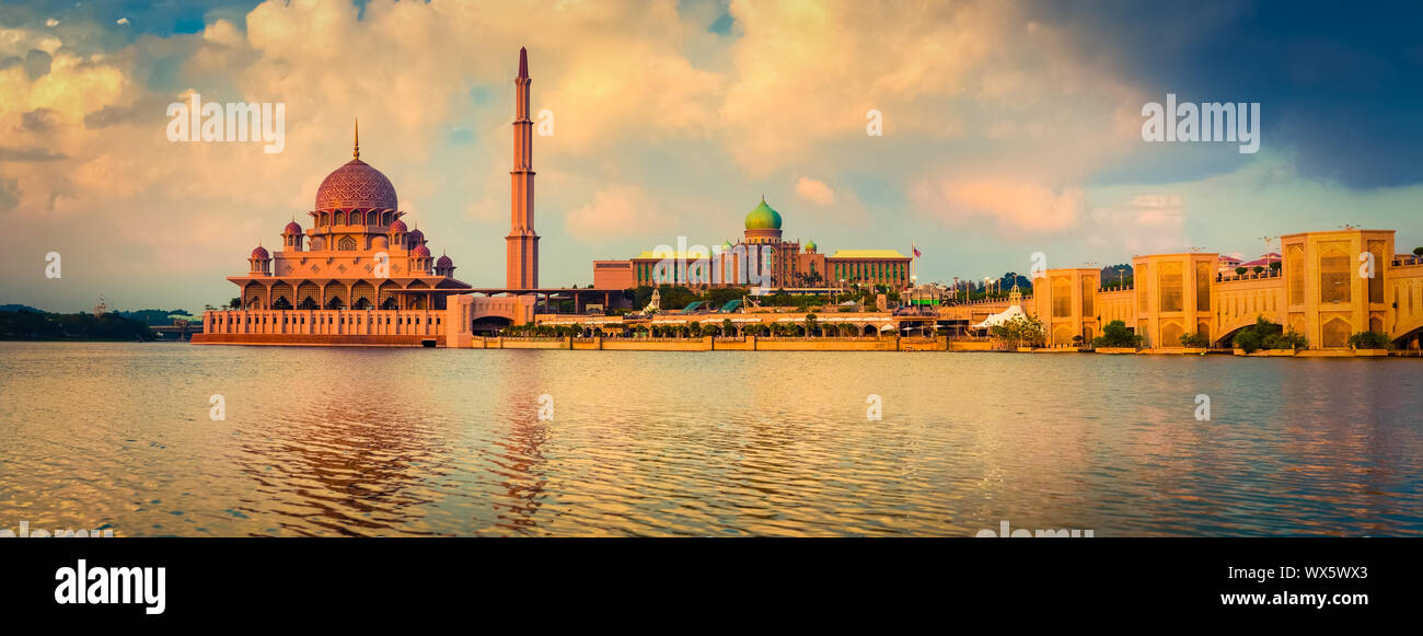 Putrajaya skyline. Vista incredibile di Putra moschea. Panorama Foto Stock