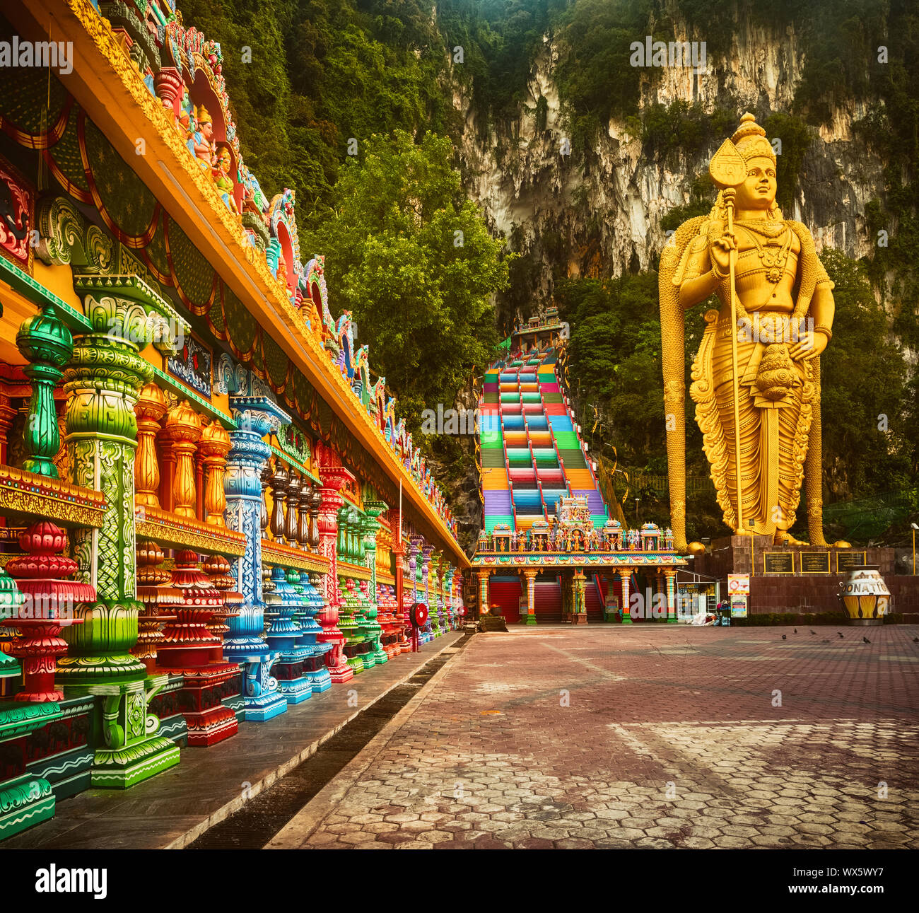 Scale colorate di Grotte Batu. Malaysia Foto Stock