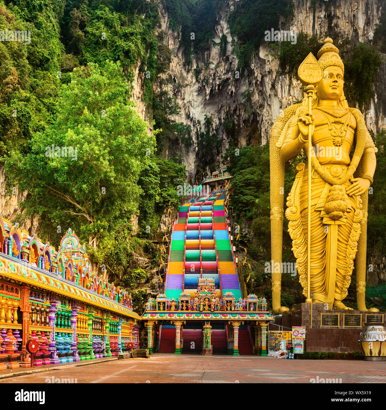 Scale colorate di Grotte Batu. Malaysia Foto Stock