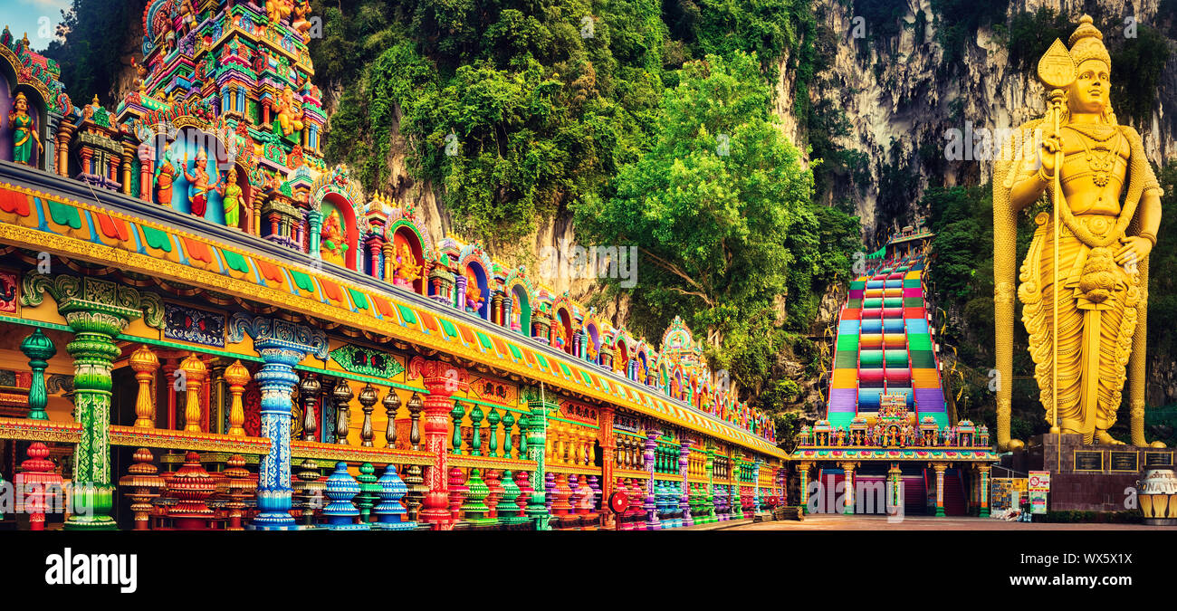 Scale colorate di Grotte Batu, Malaysia. Panorama Foto Stock