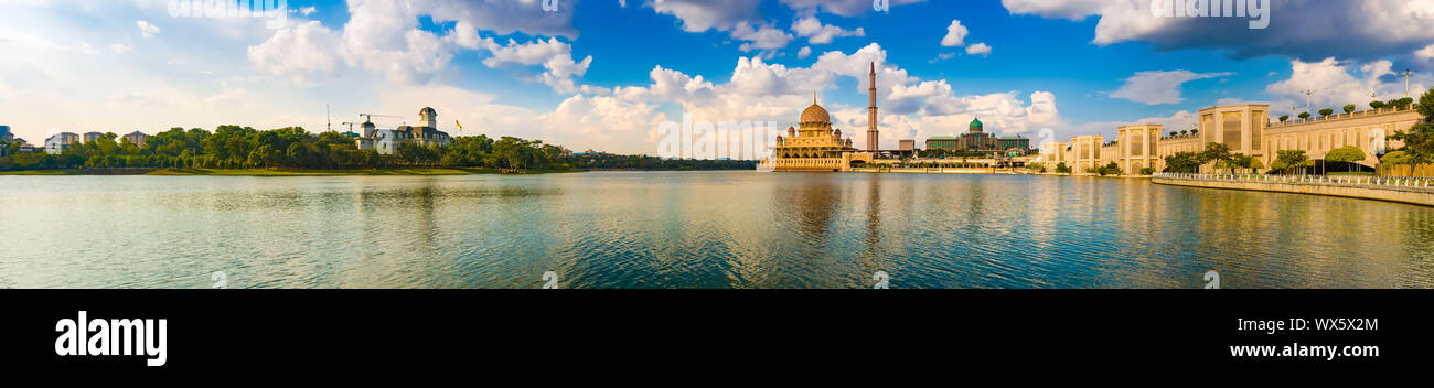 Putrajaya skyline. Vista incredibile di Putra moschea. Panorama Foto Stock