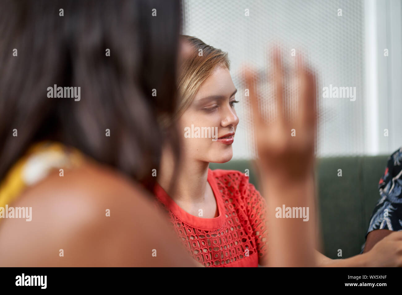 Unposed closeup colpo lo stile di vita del giovane bella razza mista donne discutendo insieme luminoso da indossare abbigliamento di moda Foto Stock