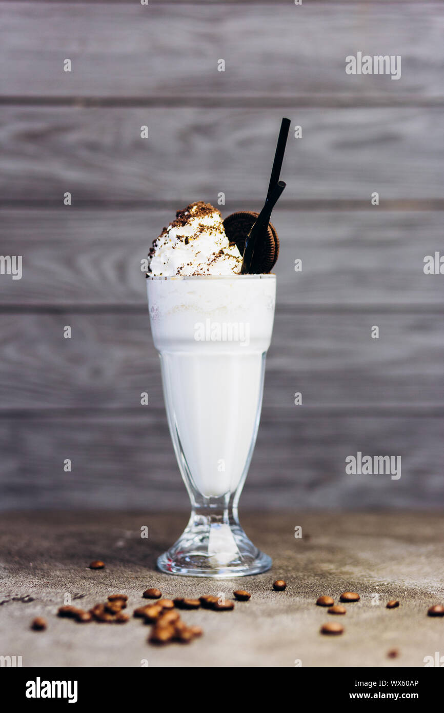 Delizioso frullato freddo con cacao e cioccolato in un bicchiere. Foto Stock