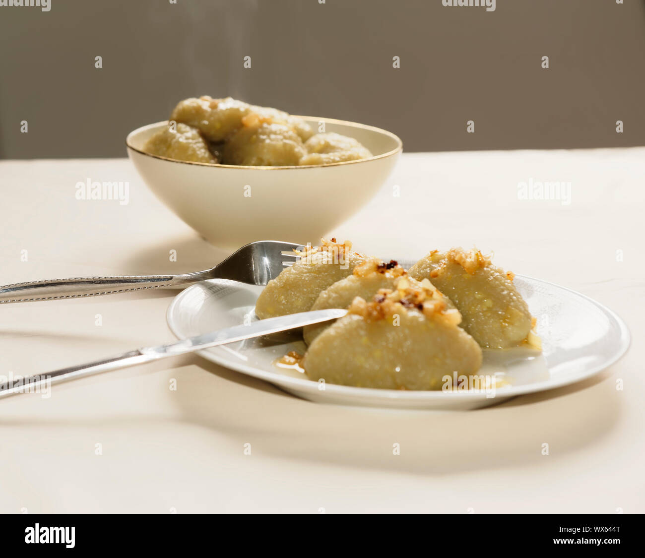 Cepelinai mit Hackfleischfüllung und Sauerrahm Foto Stock