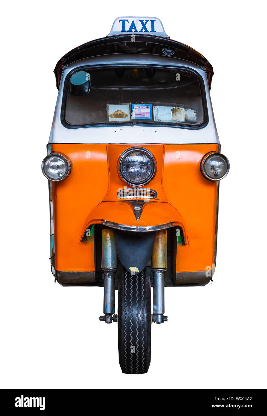 La parte anteriore di un Grungy vecchio Orange Thailandia-Tuk Tuk Taxi isolato su uno sfondo bianco Foto Stock