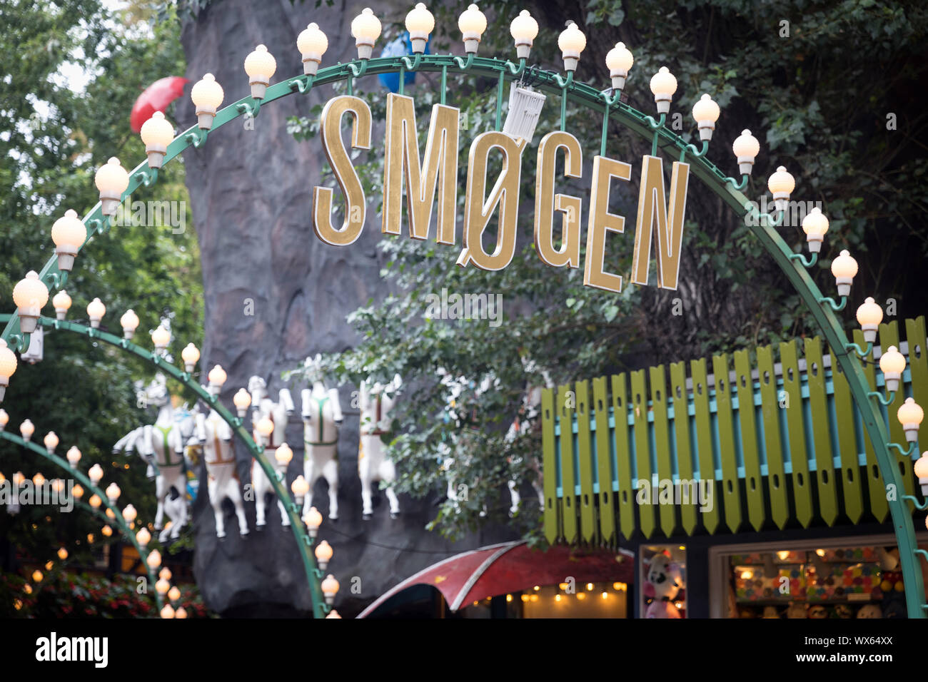 Un segno nei Giardini di Tivoli, Copenhagen, Danimarca. Il cartello dice 'smøgen' significato alley Foto Stock
