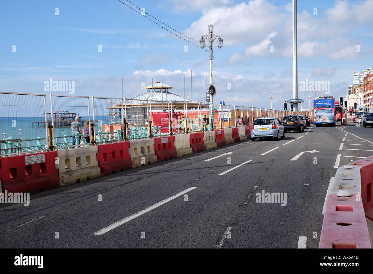 La spiaggia di Brighton, Regno Unito, . Costruzione di strada con reinstradamento barricate a causa di un continuo processo di riparo progetto Hall lungo la promenade Foto Stock