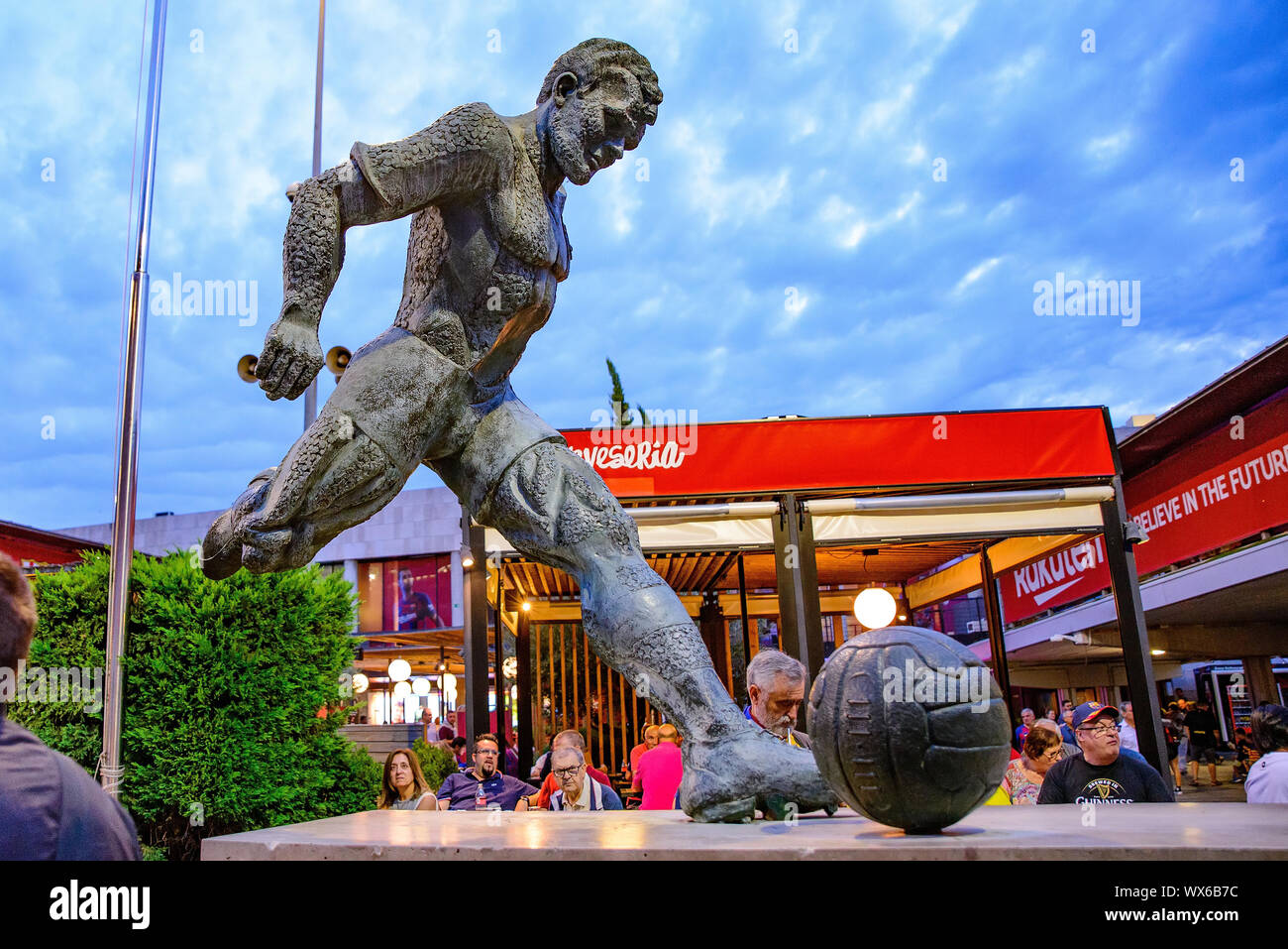 Barcellona - Sep 14: Lazlo Kubala Stecz statua di fronte allo stadio in La Liga match tra Barcellona e Valencia CF al Camp Nou St Foto Stock