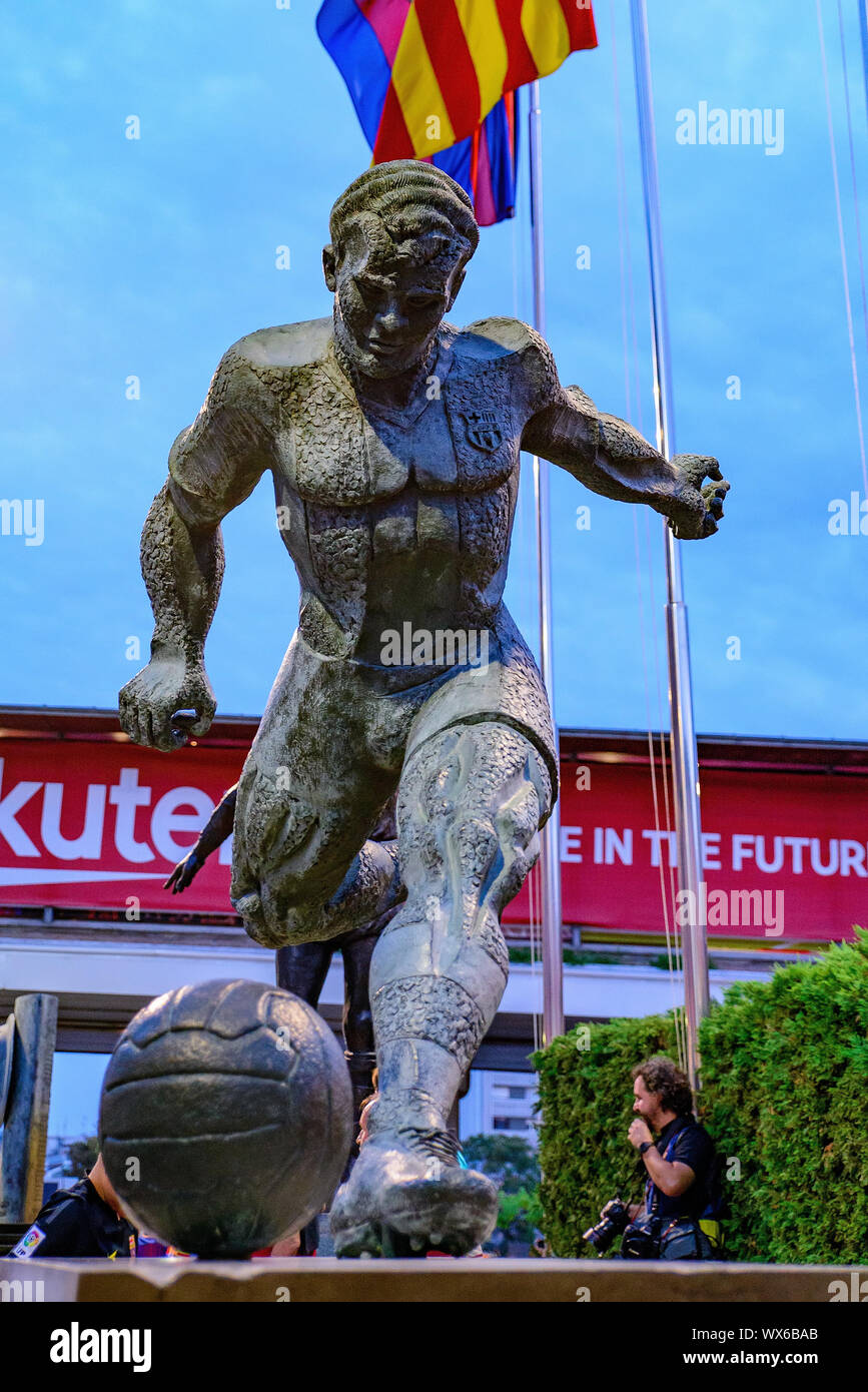 Barcellona - Sep 14: Lazlo Kubala Stecz statua di fronte allo stadio in La Liga match tra Barcellona e Valencia CF al Camp Nou St Foto Stock