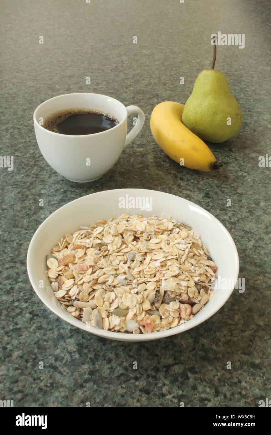 Una sana prima colazione con frutta fresca e caffè Foto Stock