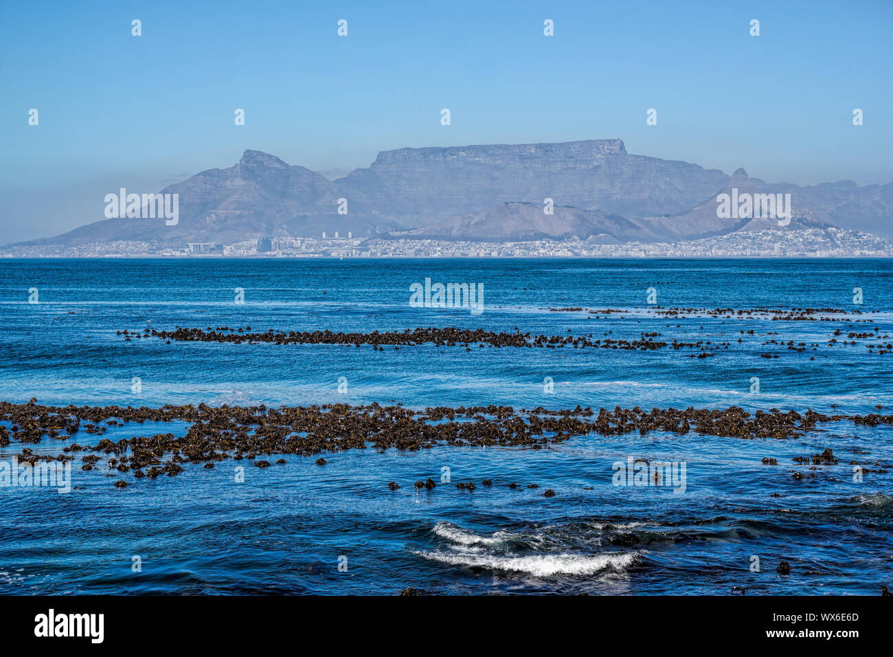 La Table Mountain, visto da di Robben Island Foto Stock