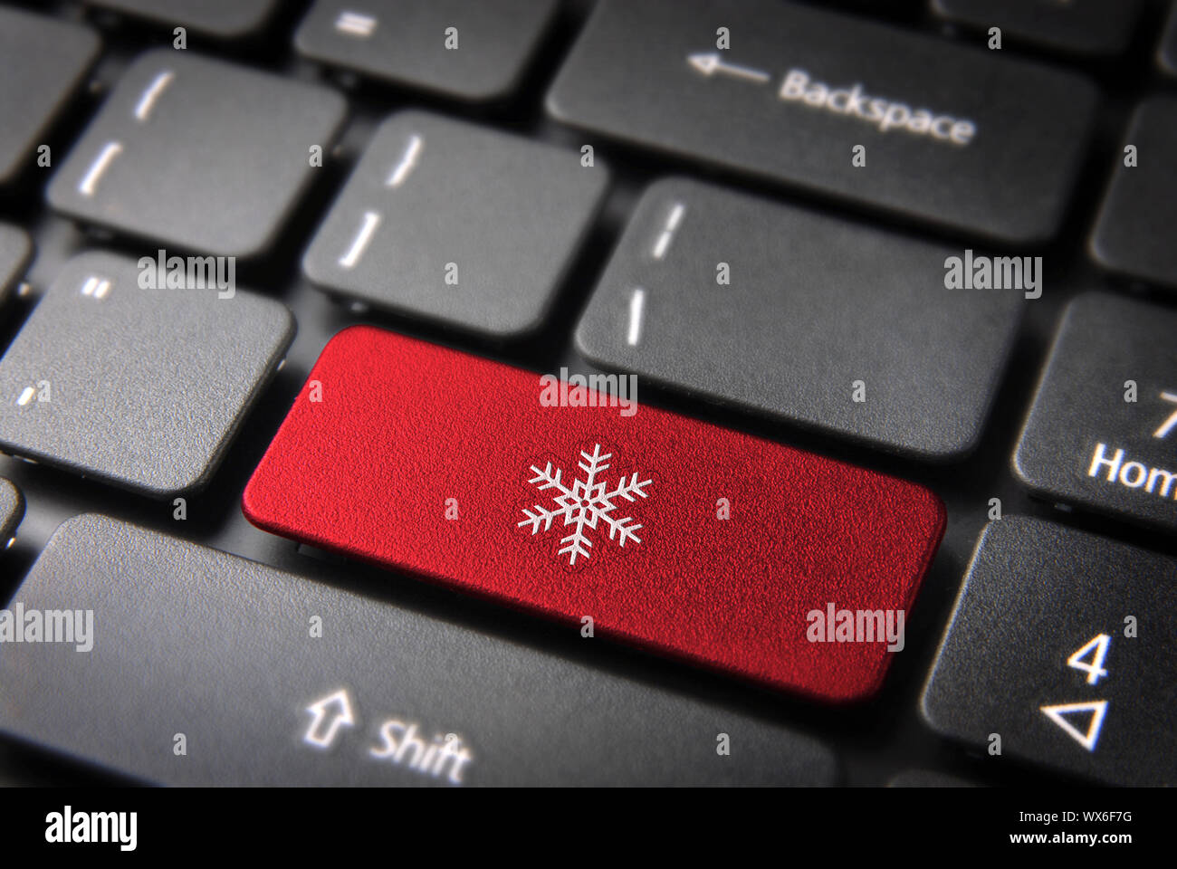 Natale il tasto con il simbolo del fiocco di neve icona sulla tastiera del notebook. Incluso percorso di clipping, così puoi modificare facilmente. Foto Stock