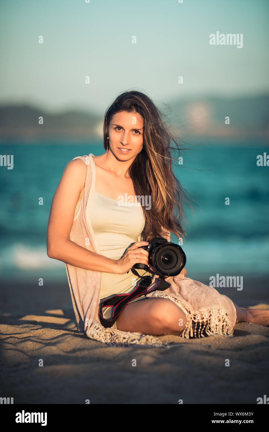 Ritratto di una donna fotografa con la fotocamera Foto Stock