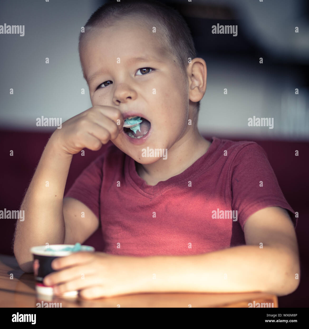 Ritratto di un ragazzo a mangiare il gelato Foto Stock