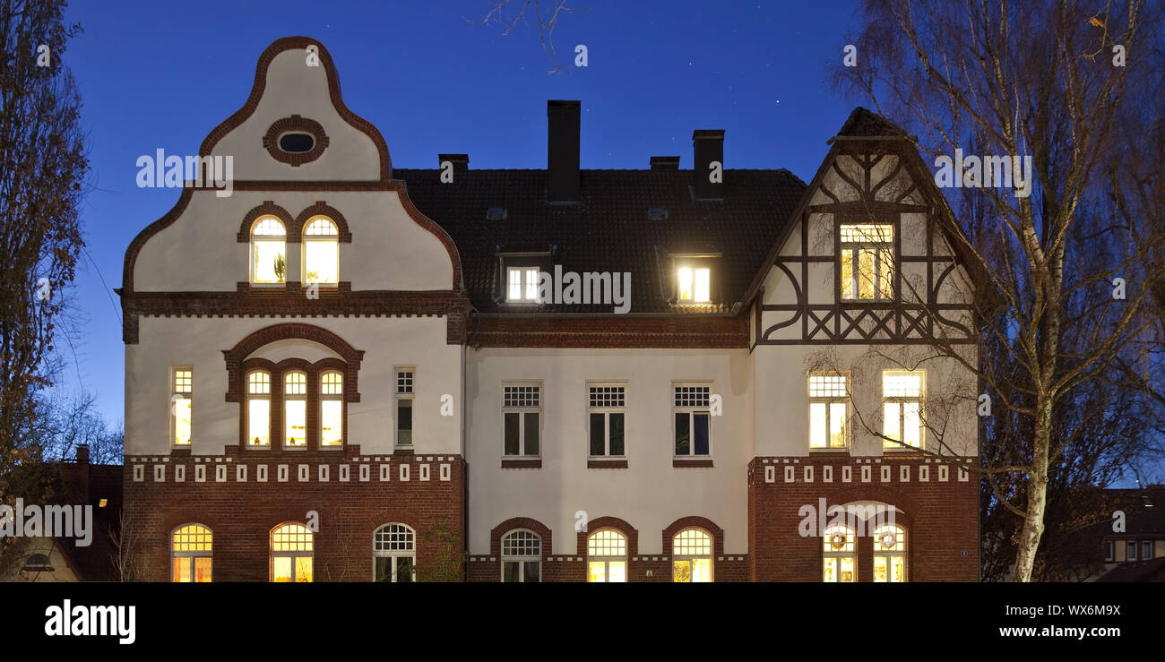 Casa di Kolonie Landwehr di sera, quartiere dei minatori, Dortmund, la zona della Ruhr, Germania, Europa Foto Stock