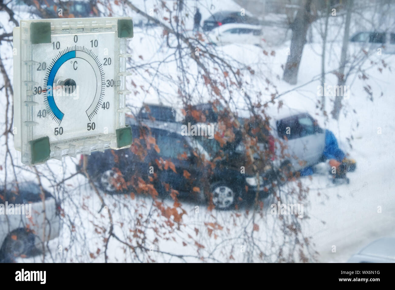 Gelate in citta della Siberia Novosibirsk. Termometro fuori dalla finestra a meno 30 gradi centigradi. Foto Stock