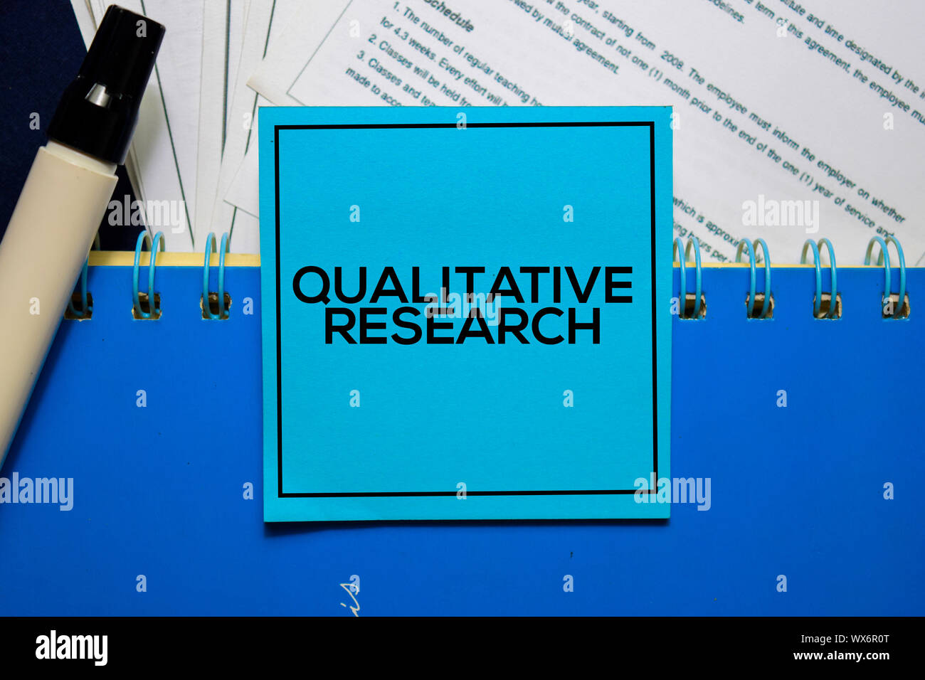 La ricerca qualitativa sulle note isolata sulla scrivania in ufficio Foto Stock