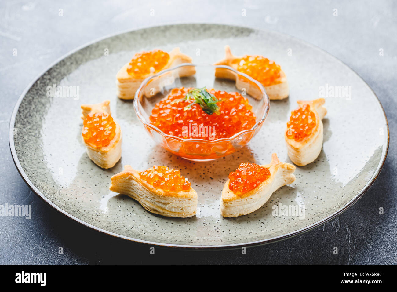 Deliziosi antipasti con caviale rosso. Foto Stock