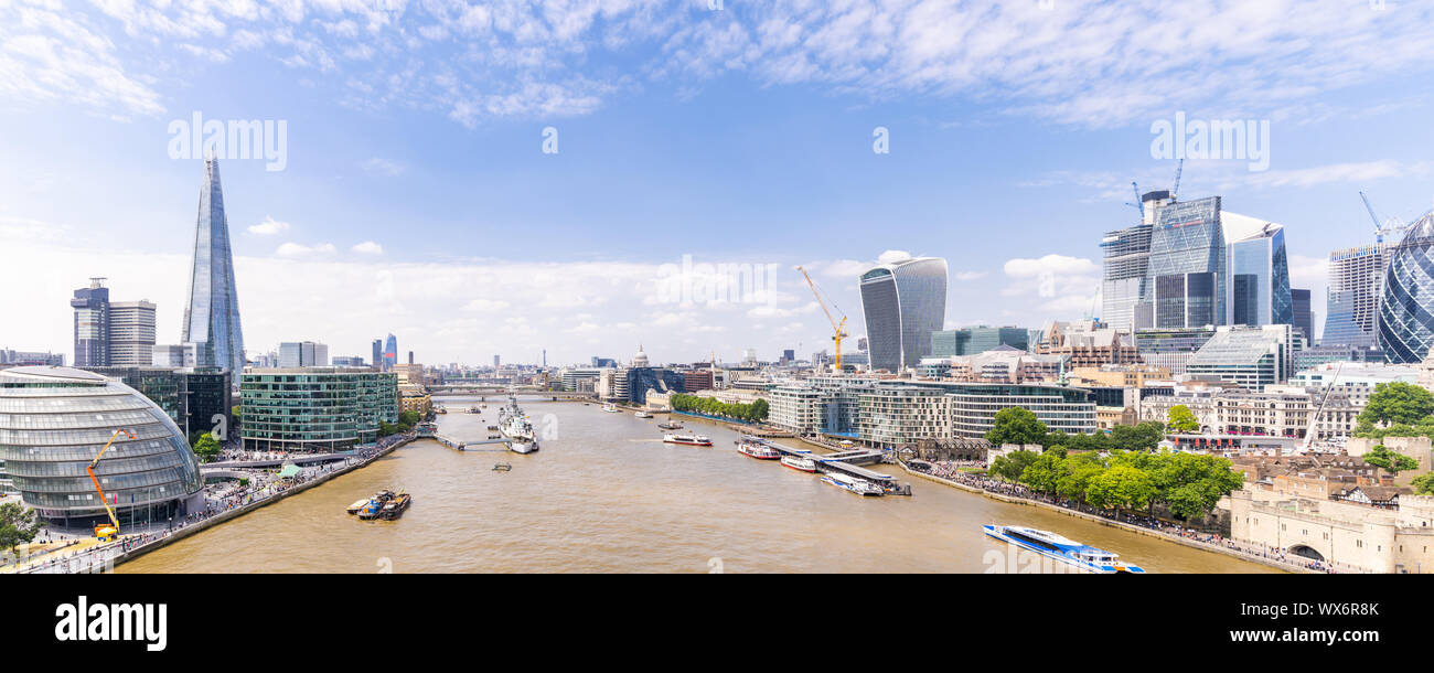 Il centro di Londra con il fiume Tamigi Foto Stock