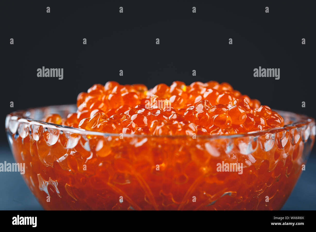 Il caviale di salmone nella lastra di vetro Foto Stock