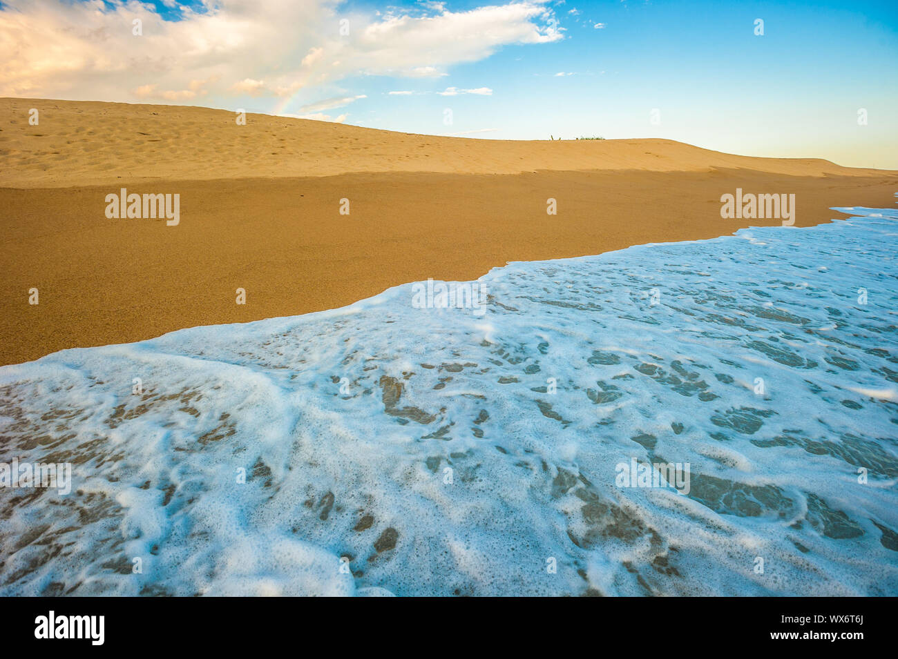 Giallo sabbia spiaggia, il mare e il profondo blu del cielo Foto Stock