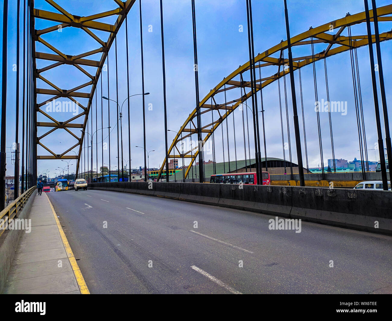 Il traffico sulla Panamerican Highway a Caqueta Affitto Lima Peru Foto Stock