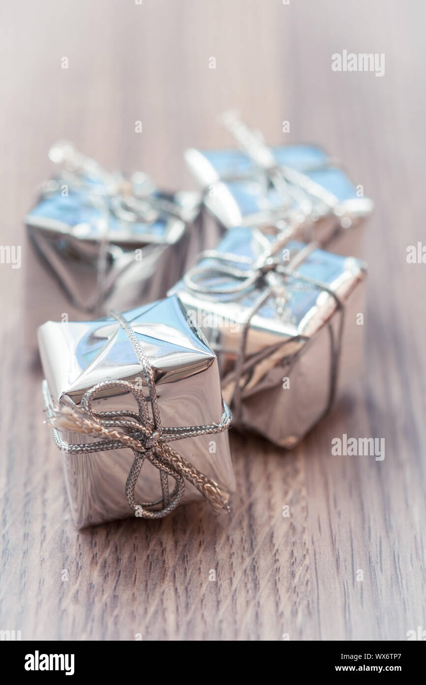 Doni decorativo su sfondo di legno Foto Stock