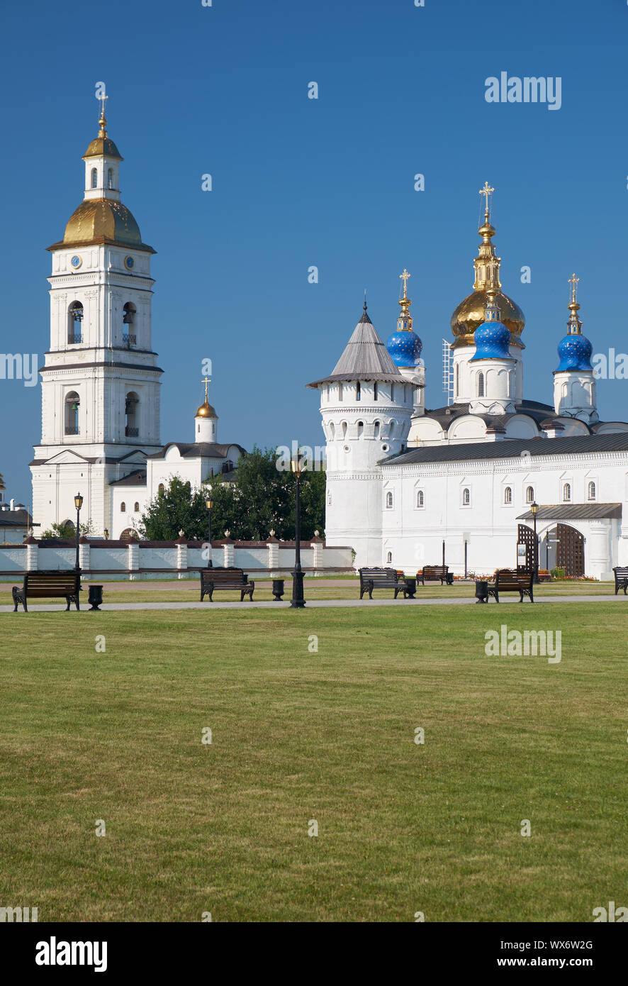 Posti a sedere sul cortile e la torre campanaria del Cremlino Tobolsk. Tobolsk. La Russia Foto Stock