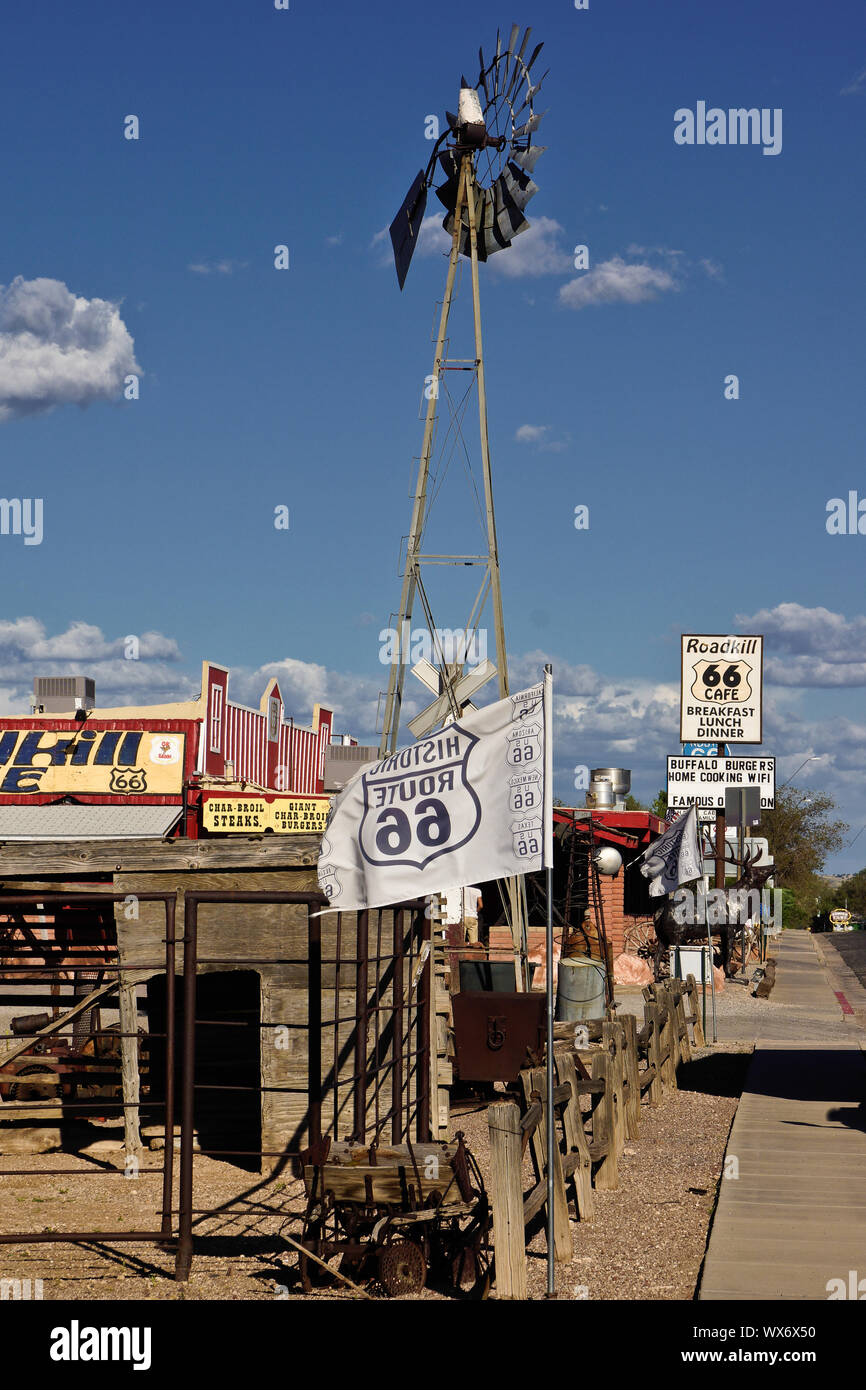 Route 66 cafe gas station sul lato della strada Foto Stock