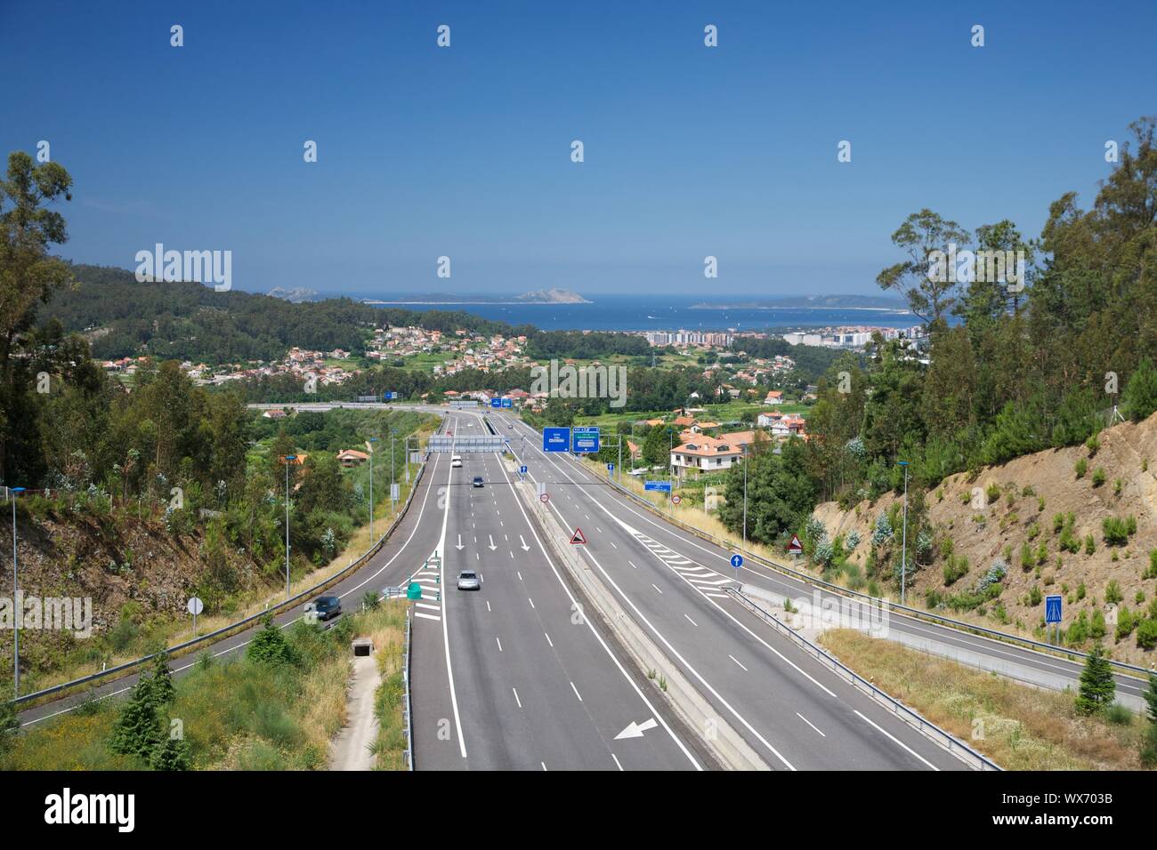 Tre corsie autostrada prossima città di Vigo in Galizia Spagna Foto Stock