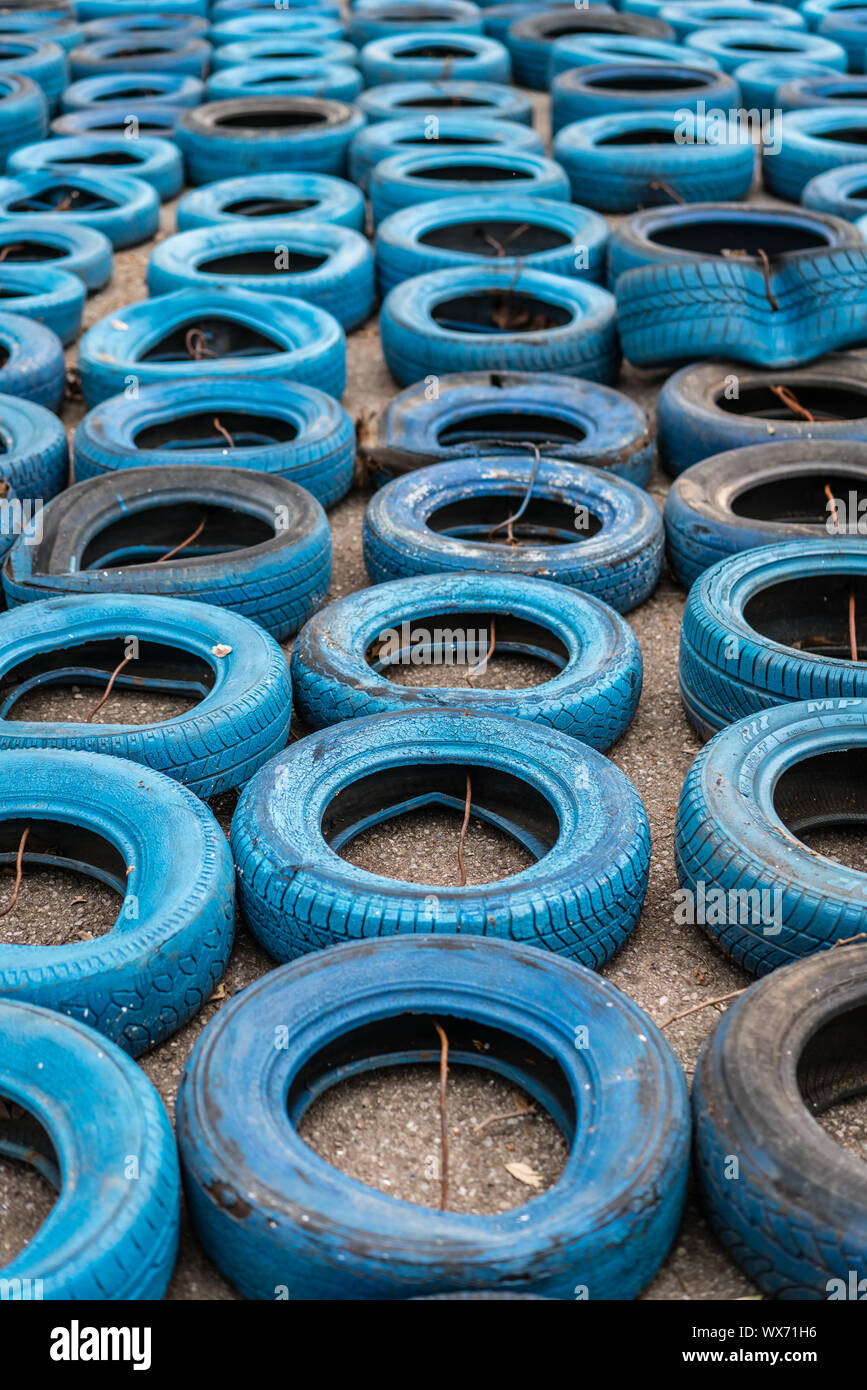 Blu pneumatici in disuso sul terreno Foto Stock