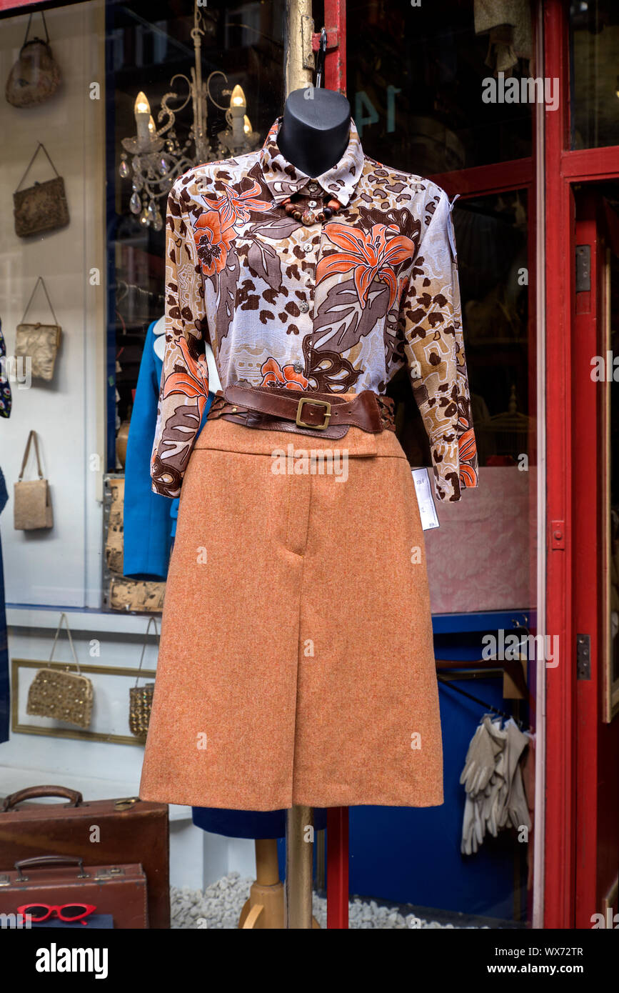 Vintage abiti sul visualizzatore in corrispondenza di un ramo di Armstrong vintage del negozio di abbigliamento a Edimburgo, Scozia. Foto Stock